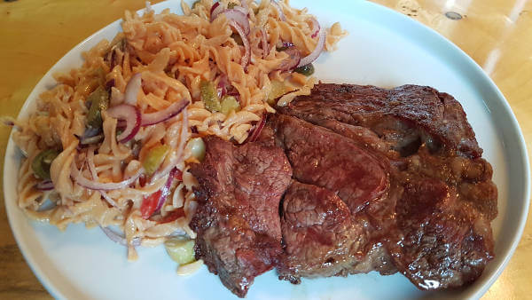 Rindersteak mit Nudelsalat