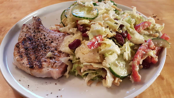 Schweinekotelette mit Salat
