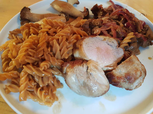Schweinemedaillons mit Pilzen und Linsennudeln